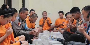 Kapolsek dan Jajaran Polsek Singosari Buka Puasa Bersama Tahanan Polsek Singosari