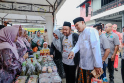 Geliatkan Ekonomi Kerakyatan, Bupati Gresik Resmikan Pujasera Manyar Sidomukti