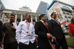 Sidang Gugatan AMIN Dimulai, Ada Salam-salaman Anies dan Kuasa Hukum Prabowo