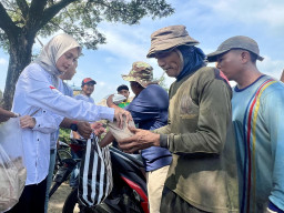 Mbak Vinanda Borong Nasi Bungkus dan Bagikan ke Pemulung TPA Klotok Kota Kediri