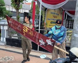 Pemkot Surabaya Tertibkan Reklame Tak Berizin