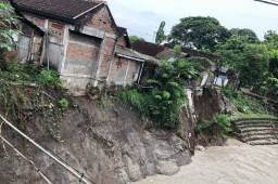 Rumah Warga di Bojonegoro Terancam Longsor Tergerus Banjir Bengawan Solo