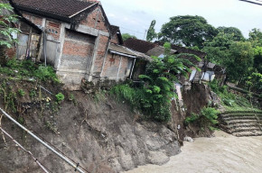 Waduh, 75 Karyawan Pabrik Rokok di Bojonegoro Kesurupan Massal