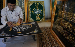 Perajin Kaligrafi di Tulungagung Banjir Pesanan, Tembus Qatar dan Amerika