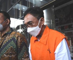 Baca juga : Eks Kepala Bappeda Jatim, Dihukum 7 Tahun, Masih jadi Saksi Pungli