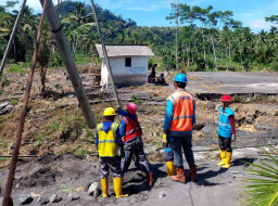 Terjunkan 45 Personel, PLN Pulihkan Pasokan Listrik Terdampak Banjir Lahar Semeru
