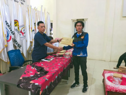 Ketua KONI Menyerahkan Reward Peraih Medali