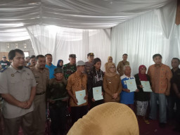 Pekerja dan Eks Pekerja Terima Sertifikat Redistribusi Tanah PT Harta Mulia