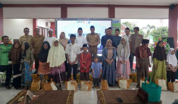 Wawali Pasuruan Serahkan 155 Paket Sembako untuk Warga