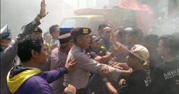 Aksi Demo di Kejaksaan Kediri Ricuh