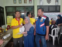 PT Megasurya Bagikan Ribuan Paket Lebaran Kepada Warga Dua Desa