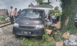 Hindari Pemotor di Jalan Pantura Rejoso, Pikap Muat Kabel Nyasar ke Lintasan KA