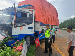 Selip Ban, Truk Muat Kaleng Tabrak Pembatas Jalan Tol Jombang