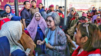 Berikan Edukasi Pinjaman Online, Indah Kurnia Temui Ratusan Konstituen