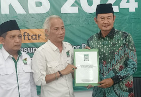 Daftar ke PKB, Bupati Lamongan Angkut Relawannya Pakai Bus