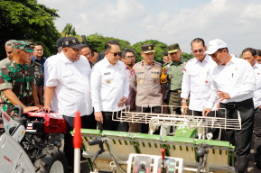 Mentan Amran Sulaiman Salurkan Bantuan Alsintan Lebih dari Rp200 Miliar untuk Petani Jatim