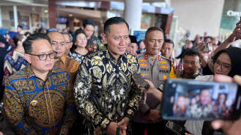 Pj Gubernur Adhy Dampingi AHY Serahkan 16 Sertipikat Tanah Gereja di Jatim