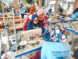 Peduli UMKM dan Ojol Perempuan Mimik Indayana, Gelar Pelatihan Jahit