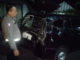 Kurang Waspada Minibus Tertabrak Kereta Api, saat Melintas di Pintu Perlintasan Rel