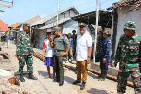 Dansatgas TMMD ke 120 Kodim 0816/Sidoarjo Menyatu dengan Warga Desa Penambangan