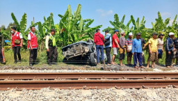 Mobil Kijang Tertabrak KA, 4 Orang Tewas
