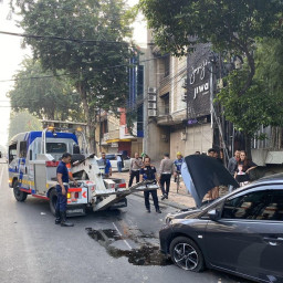 Diduga Pengemudi Mabuk, Mobil Tabrak PJU