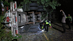 Sopir Mabuk, Truk Tangki LPG Tabrak Motor Tewaskan 1 Keluarga
