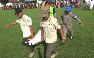 Upacara Hardiknas di Jombang, Belasan Peserta Bertumbangan: Kelamaan ‘Dijemur’