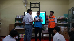 Dukung Pendidikan Anak-anak Indonesia, YBM PLN Berikan Beasiswa Kepada Pelajar SMP SMA