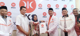 Diantar Pendukung Incumbent Ning Ita Mendaftar ke PKS
