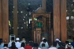 Anggota Satgas TMMD dan Warga Desa Penambangan Gelar Sholat Jum'at Berjemaah di Masjid Jami' Baitur Ridlwan