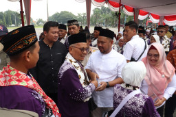 Bupati Yani Lepas Rombongan Pertama Jamaah Haji Asal Gresik