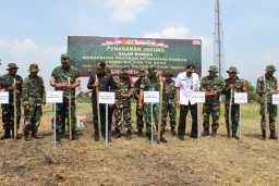 Tim Wasev TMMD ke-120 Mabesad Bersama Plt Bupati Sidoarjo Lakukan Penanaman Jagung