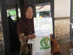 Pemdes Lambangan Salurkan Bansos Beras