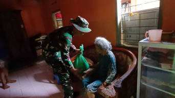 Satgas TMMD ke-120 dan Baznas Kab. Sidoarjo Salurkan Bantuan Sembako di Desa Penambangan