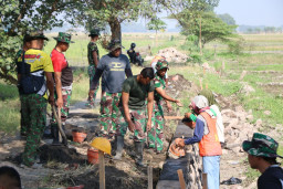 Satgas TMMD ke-120 Kodim 0816/Sidoarjo Bersama Warga Bangun Plengsengan Pengairan Sawah