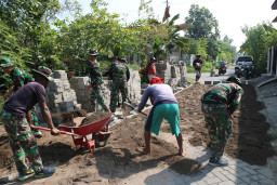 Pembangunan Jalan Paving 300 Meter oleh Satgas TMMD ke-120 Kodim 0816/Sidoarjo Capai 50%
