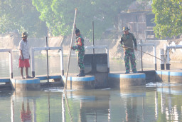 Satgas TMMD ke-120 Kodim 0816/Sidoarjo, Semangat Sosialisasikan Kebersihan Dam Sungai Mangetan Kanal