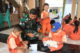 Babinsa Desa Penambangan Tingkatkan Minat Baca Anak-Anak TK Lewat Program TMMD ke-120