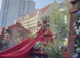 Kontingen PT Gudang Garam Tbk Jadi Primadona Pawai Bunga dan Parade Budaya Surabaya Vaganza 2024