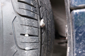 Sering Disepelekan, Kerikil Menempel di Alur Ban Picu Timbulnya Korosi