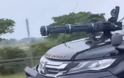 Heboh! Pajero Hitam Beraksesoris Senapan Laras Panjang, Bikin Ketar-ketir