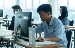 Tangan Diinfus, Peserta Asal Gresik Ngotot Ikut UTBK di UNESA