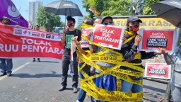 Menolak Bungkam: Koalisi Masyarakat dan Pers Surabaya Gelar Aksi Tolak RUU Penyiaran