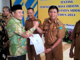 Kades Banjarbendo Resmi Dapat SK Perpanjangan Jabatan 2 Tahun