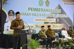 Pemkab Sidoarjo Fasilitasi 16 Bus Berangkatkan CJH Sidoarjo ke Asrama Haji Sukolilo