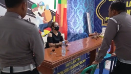 Wanita Nekat Hadapi Polres Bangkalan