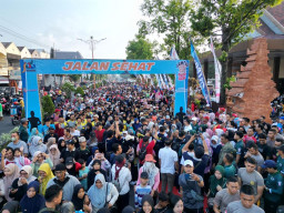 Meriah, Ribuan Warga Mojokerto Jalan Sehat Bersama Mas Pj Ali Kuncoro dan Bupati Ikfina