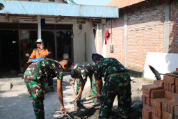 Pantang Menyerah, Satgas TMMD ke-120 Perbaiki Rumah Ibu Desy di Hari Minggu