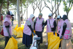 Gandeng Penggiat Lingkungan, Volunteer PLN UIT JBM Bersihkan Pesisir Pantai Kenjeran